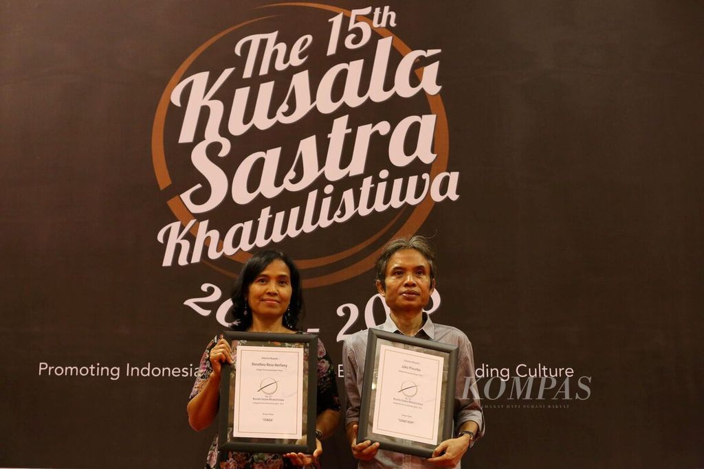 Dorothea Rosa Herliany, winner of the prose category (left), and Joko Pinurbo, winner of the poetry category, pose for a photo after receiving the Kusala Sastra Khatulistiwa award in Jakarta, on Thursday (14/12/2016).