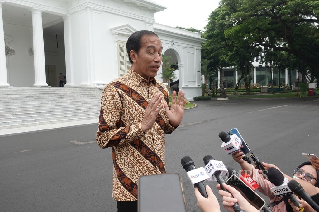 Presiden Joko Widodo memberikan keterangan kepada awak media di halaman Istana Merdeka, Jakarta, Senin (4/12/2023).