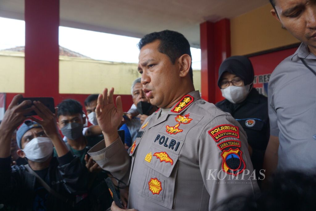 Jajaran Kepolisian Resor Kota Banyumas memberikan keterangan setelah meringkus 16 orang yang tergabung dalam geng motor yang meresahkan warga Purwokerto, Banyumas, Jawa Tengah. Mereka diringkus di Cilacap, Selasa (16/8/2022). 