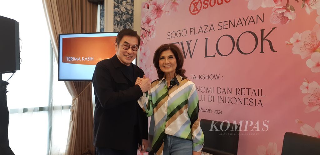 Direktur SOGO Indonesia Handaka Santosa bersama ekonom senior Aviliani di SOGO, Plaza Senayan, Jumat (23/1/2024).