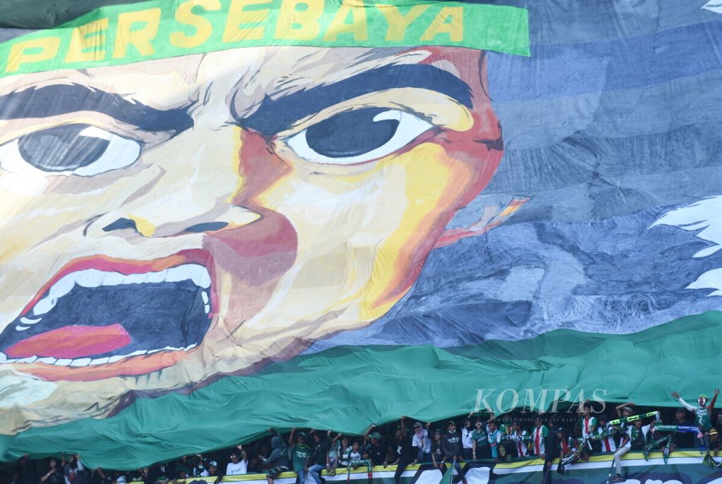 Suporter Persebaya yang dikenal dengan julukan Bonek membentangkan kain raksasa saat Persebaya melawan Persija dalam Shopee Liga 1 2019 di Stadion Gelora Bung Tomo, Surabaya, Sabtu (24/8/2019). Pertandingan berakhir imbang 1-1.