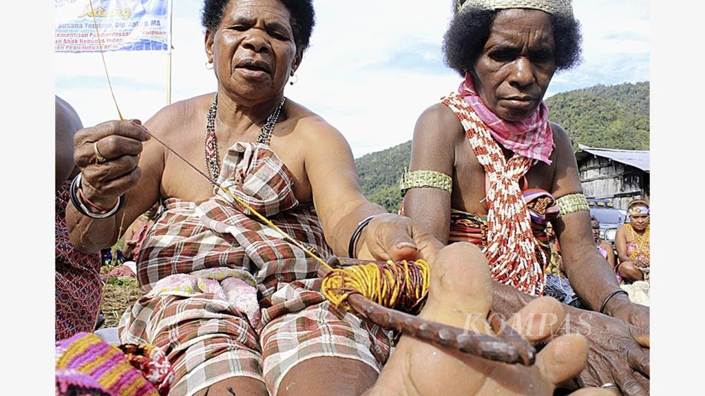 Para mama dari Kabupaten Pegunungan Arfak, Papua Barat, memperlihatkan cara pembuatan noken, Sabtu (23/2/2019). 