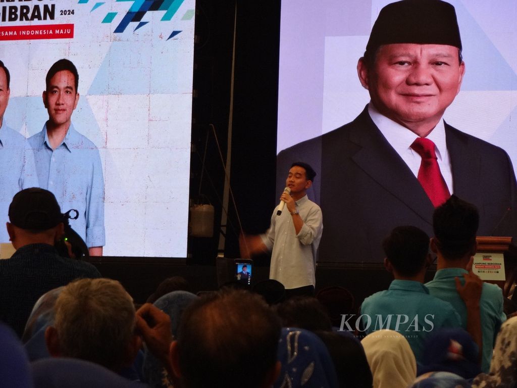 Bakal calon wakil presiden yang diusung Koalisi Indonesia Maju, Gibran Rakabuming Raka, saat menghadiri konsolidasi Koalisi Indonesia Maju di Bandar Lampung, Lampung, Sabtu (11/11/2023).