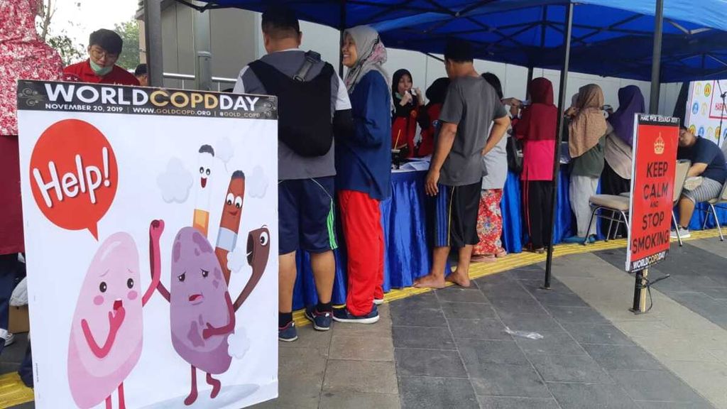 Suasana kegiatan pemeriksaan fungsi paru dengan spirometri di sela-sela kegiatan hari bebas kendaraan di Jakarta, pertengahan Desember 2019. Dalam kegiatan yang diselenggarakan oleh RSUP Persahabatan ini dilakukan juga program edukasi terkait pencegahan penyakit paru obstruktif kronik (PPOK).