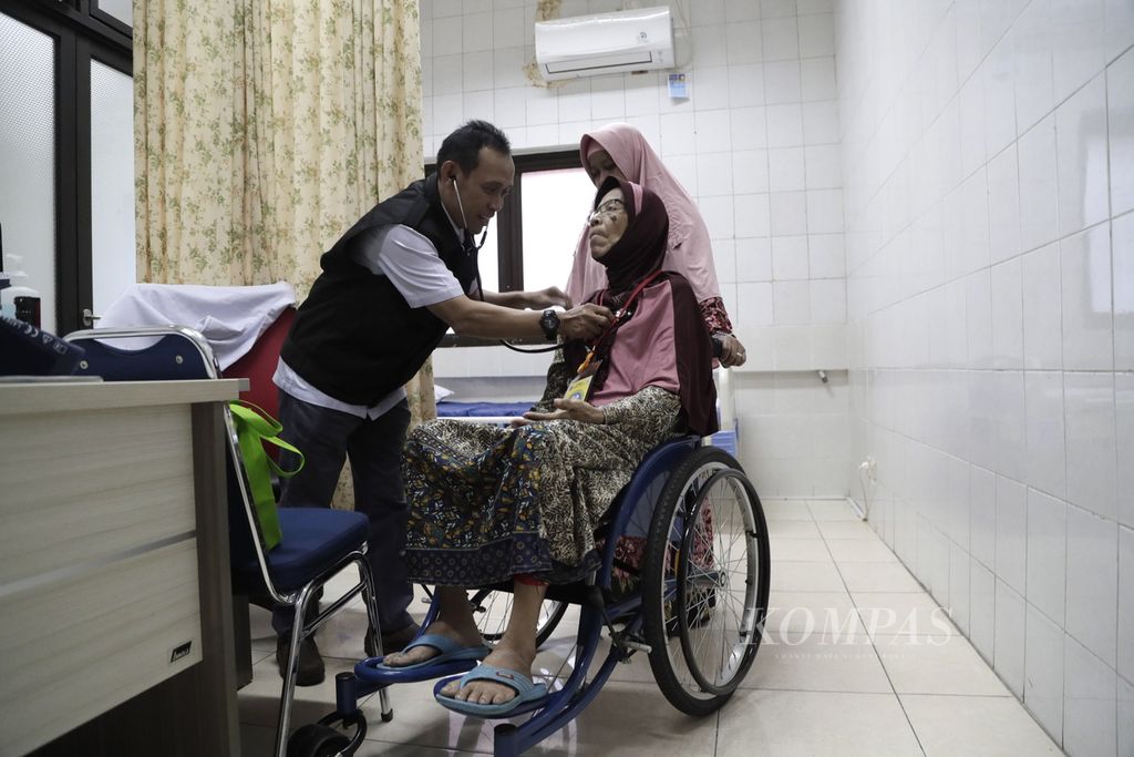 Pasien lanjut usia (lansia) lansia memeriksakan kesehatannya melalui layanan aplikasi lansia dan disabilitas (e-ladies) di RSUD Tugu Koja, Jakarta, Rabu (14/8/2019).