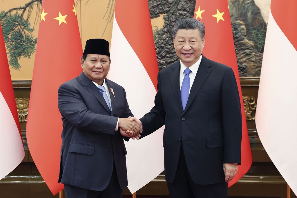 Calon presiden pemenang Pemilu 2024 Prabowo Subianto (kiri) bersalaman dengan Presiden China Xi Jinping di gedung Balai Agung Rakyat di Beijing, China, 1 April 2024. 