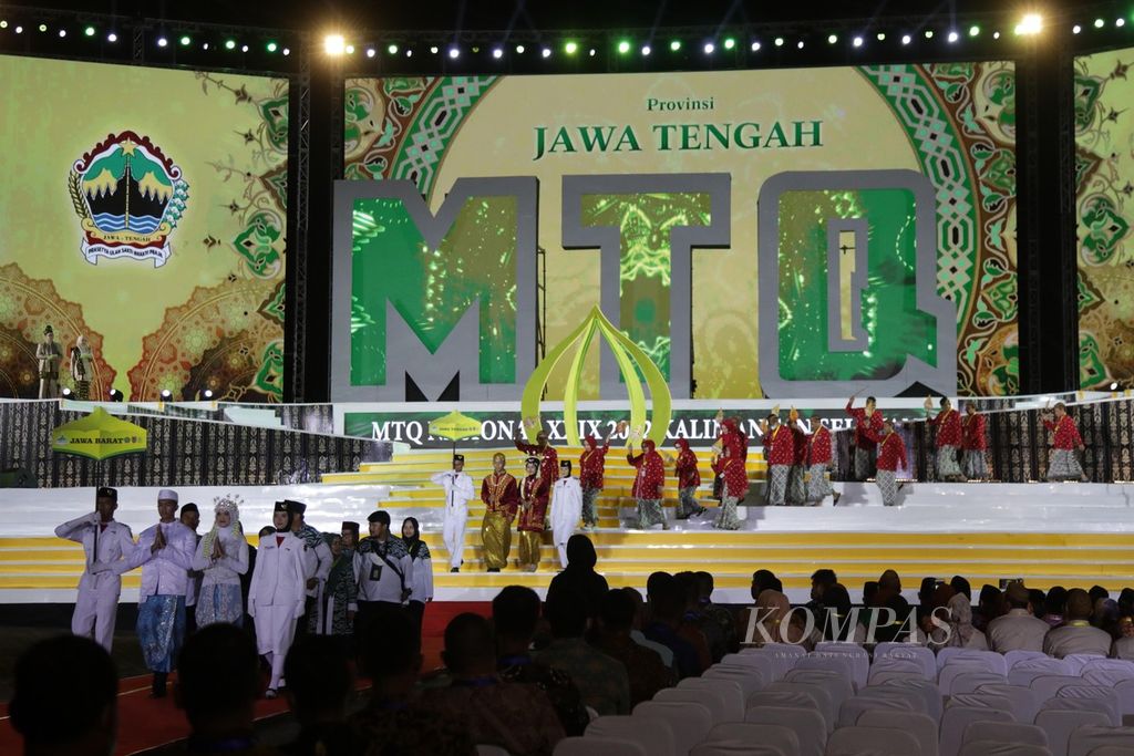 Defile peserta MTQ pada pembukaan MTQ Nasional XXIX 2022 di Astaka Utama Kiram Park, Kabupaten Banjar, Kalimantan Selatan, Rabu (12/10/2022). Wakil Presiden Ma'ruf Amin membuka MTQ ini. 