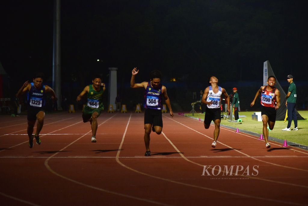 Suasana garis finis final lari 100 meter putra remaja atau U-18 Kejuaraan Nasional Atletik 2023 di Stadion Sriwedari, Solo, Jawa Tengah, Kamis (22/6/2023). Pelari Sulawesi Selatan, Muhammad Ariel Hairud, meraih emas dengan waktu 11,15 detik.