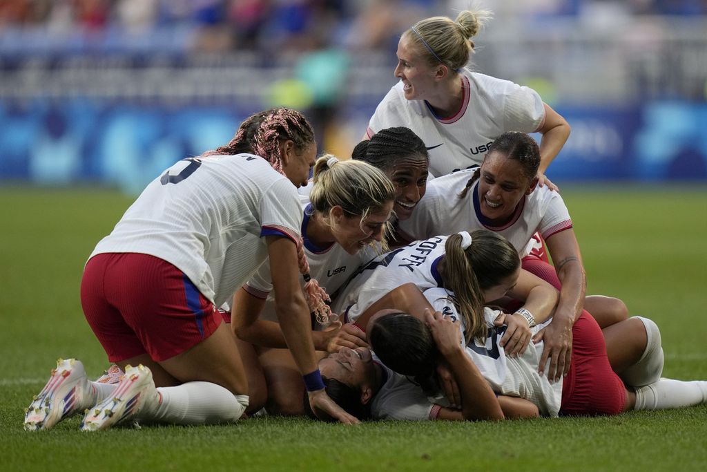 Para pemain Amerika Serikat merayakan gol pembuka ke gawang Jerman pada laga semifinal sepak bola putri Olimpiade Paris 2024 di Stadion Lyon, Decines, Perancis, Selasa (6/8/2024) waktu setempat. AS menang 1-0 dan lolos ke final.