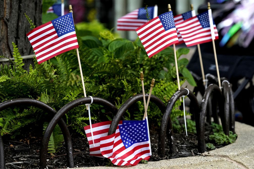 Bendera Amerika Serikat terpasang menghiasi salah satu sudut Highland Park untuk memeriahkan peringatan Hari Kemerdekaan Amerika Serikat pada Senin (4/7/2022).