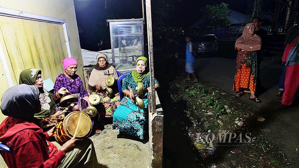 Para ibu anggota kelompok Bunian Mandeh di Sikabu-Kabu, Payakumbuh, Sumatera Barat, berlatih talempong pacik, Selasa (13/2) malam. Latihan mereka ini  disambut antusias warga sekitar dan menjadi tontonan. 