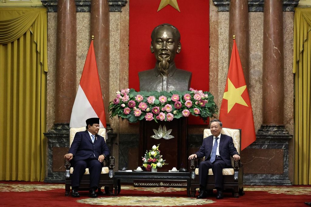 Presiden Vietnam T&ocirc; L&acirc;m (kanan) duduk bersama Menteri Pertahanan sekaligus presiden terpilih Prabowo Subianto di Istana Kepresidenan, Hanoi, Vietnam, Jumat (13/9/2024). Vietnam menjadi negara ke-6 di ASEAN yang dikunjungi Prabowo setelah memenangi kontestasi Pilpres 2024.