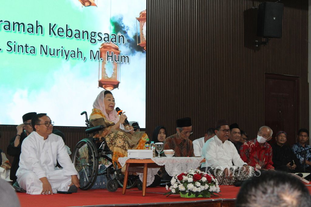 Sinta Nuriyah Abdurrahman Wahid (duduk di kursi roda) memberikan ceramah kebangsaan saat acara buka puasa bersama di Aula Gereja Bunda Maria, Kota Cirebon, Jawa Barat, Jumat (15/3/2024). 