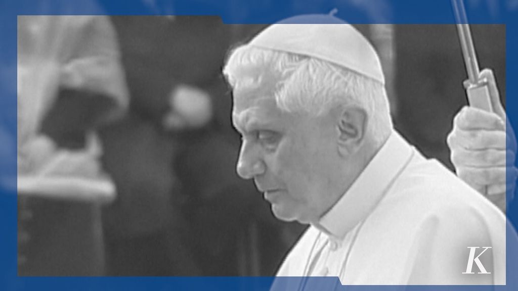 Paus Emeritus Benediktus XVI meninggal pada Sabtu (31/12/2022) pukul 09.34 waktu setempat di Biara Mater Ecclesiae, Vatikan. Kondisi kesehatan Benediktus yang menginjak usia 95 tahun itu telah menurun sejak lama dan Vatikan menyampaikan kondisinya yang memburuk pada Rabu (28/12/2022) waktu setempat.