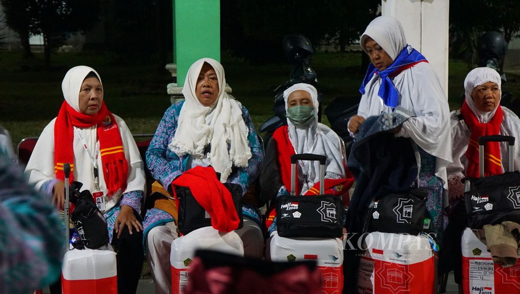 Jemaah calon haji asal Jawa Tengah yang siap diberangkatkan dari Embarkasi Solo di Kabupaten Boyolali, Jawa Tengah, Selasa (23/5/2023) malam. Sebanyak 30 persen dari seluruh jemaah asal Jateng dan DIY yang akan diberangkatkan selama periode haji ini merupakan warga lansia.