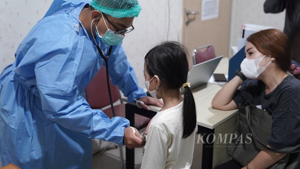 Dokter memeriksa dengan stetoskop pasien bergejala batuk di Poli Batuk dan infeksi saluran pernapasan akut di Puskesmas Kecamatan Cilincing, Jakarta Utara, Selasa (22/8/2023). 