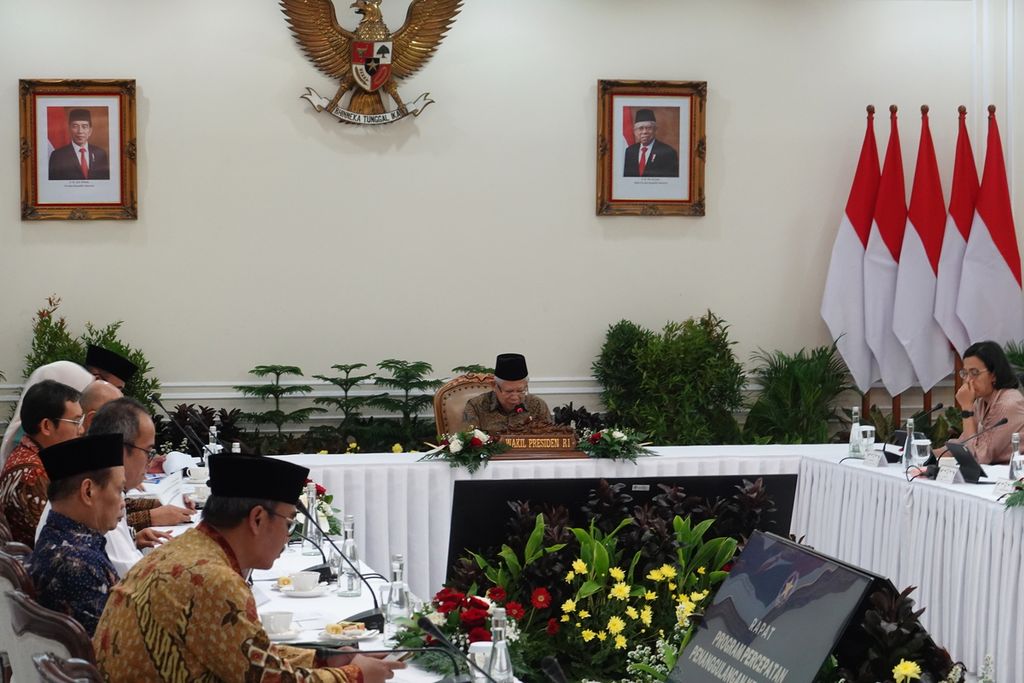 Wakil Presiden Maruf Amin memimpin rapat tingkat menteri terkait Perkembangan Pelaksanaan Program Percepatan Penanggulangan Kemiskinan, di Istana Wapres, Jakarta, Kamis (22/2/2024). Wapres menyebut pencapaian target pengentasan warga dari kemiskinan masih kurang sekitar 2 persen pada 2024.
