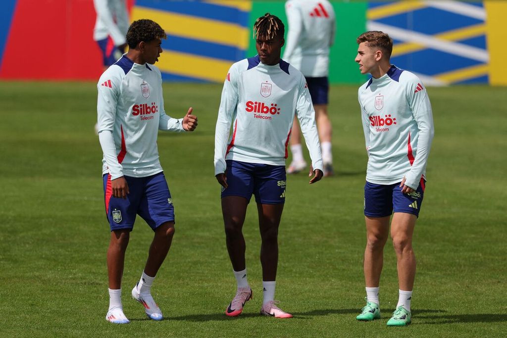 Pemain muda Lamine Yamal (kiri), Nico Williams (tengah), dan Fermin Lopez tengah berlatih di Donaueschingen, Jerman, 13 Juni 2024. Mereka akan menjadi andalan Spanyol di Euro 2024. 