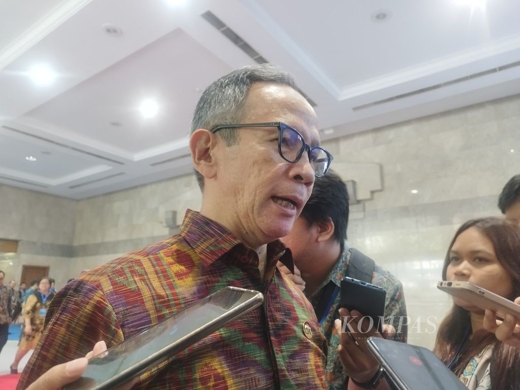 Ketua Dewan Komisioner Otoritas Jasa Keuangan Mahendra Siregar memberikan keterangan saat ditemui di Jakarta Convention Center, Jakarta, Kamis (1/8/2024).