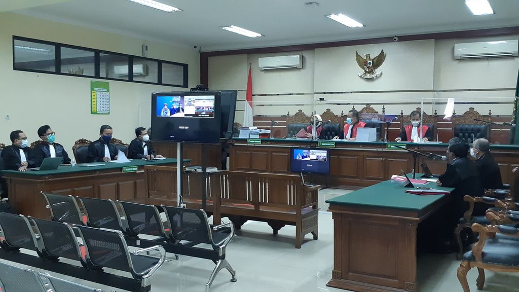 Sidang dakwaan Bupati Probolinggo Puput Tantriana Sari dan suaminya, Hasan Aminuddin, di Pengadilan Tipikor Surabaya, Selasa (25/1/2022).