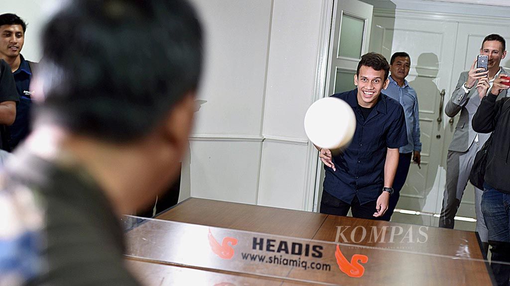 Pesepak bola muda Indonesia, Egy Maulana Vikri, bermain headball table dengan Menteri Pemuda dan Olahraga Imam Nahrawi (tidak tampak di foto) seusai konferensi pers di Kemenpora, Jakarta, Jumat (5/1). Egy saat ini sedang bernegosiasi dengan salah satu klub kompetisi kasta tertinggi Liga Perancis. Negosiasi itu telah berlangsung 90 persen.