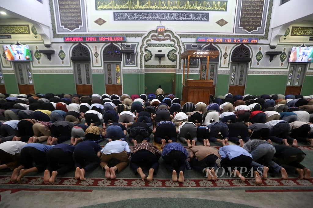Sebagian umat Islam melaksanakan shalat Tarawih pertama di Masjid Al Azhar, Kebayoran Baru, Jakarta, Jumat (1/4/2022). Sementara pemerintah, setelah melalui sidang isbat, resmi menetapkan 1 Ramadhan 1443 Hijriah jatuh pada Minggu (3/4/2022).