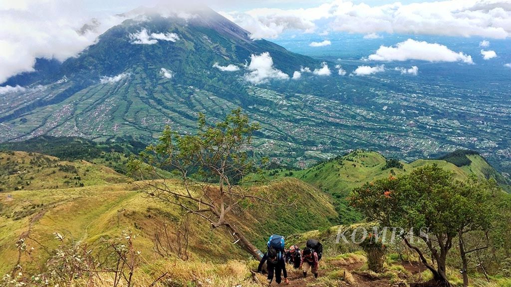 Sejumlah pendaki gunung berusaha melalui jalan terjal dalam perjalanan menuju puncak Gunung Merbabu melalui jalur Selo, Boyolali, Jateng, Selasa (27/12/2016). 