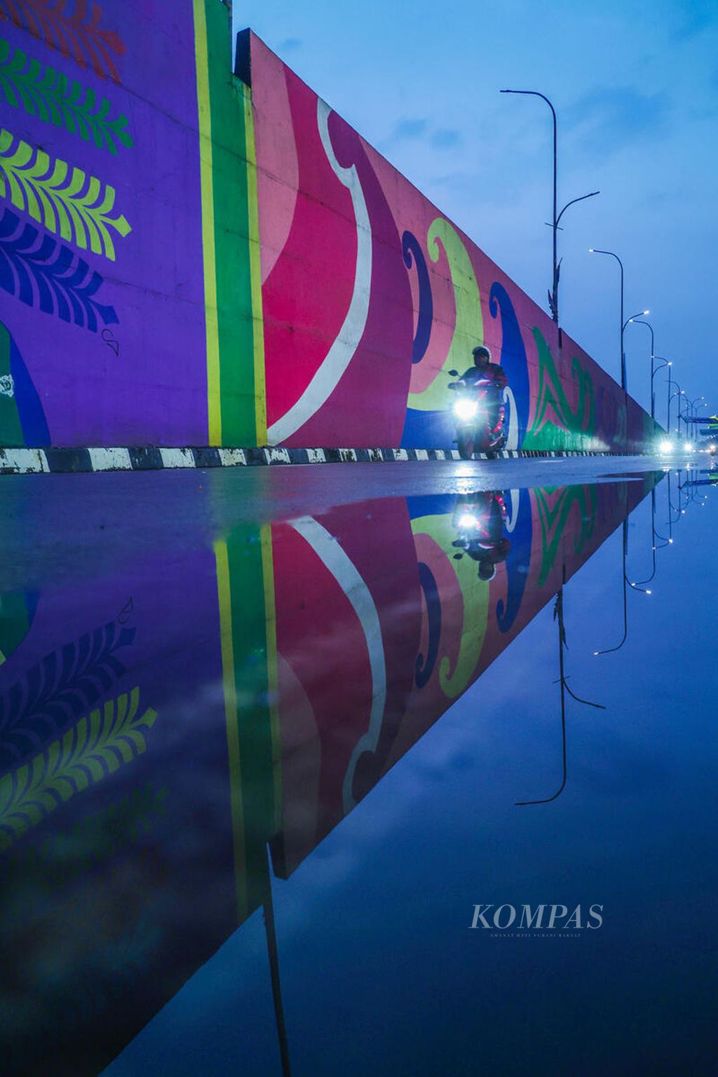 Genangan air terlihat setelah hujan deras mengguyur Jalan RE Martadinata, Pondok Cabe, Tangerang Selatan, Banten, Rabu (2/8/2023). Meski musim kemarau, hujan dengan intensitas ringan dan sedang dengan durasi singkat mengguyur kawasan ini. 