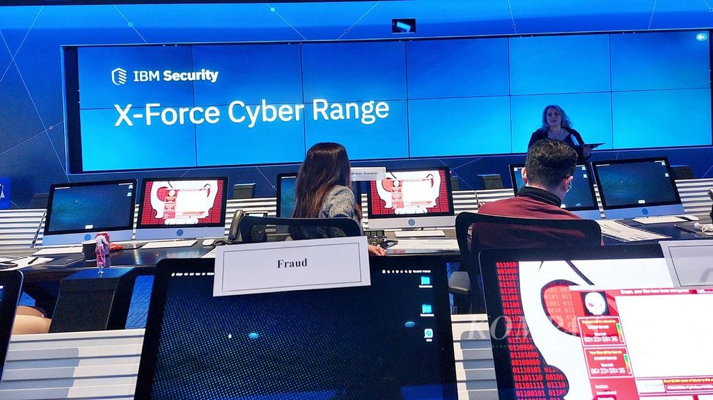 Suasana ruang IBM X-Force Command Center di Boston, Amerika Serikat, Selasa (31/1/2023), yang digunakan untuk simulasi serangan siber.