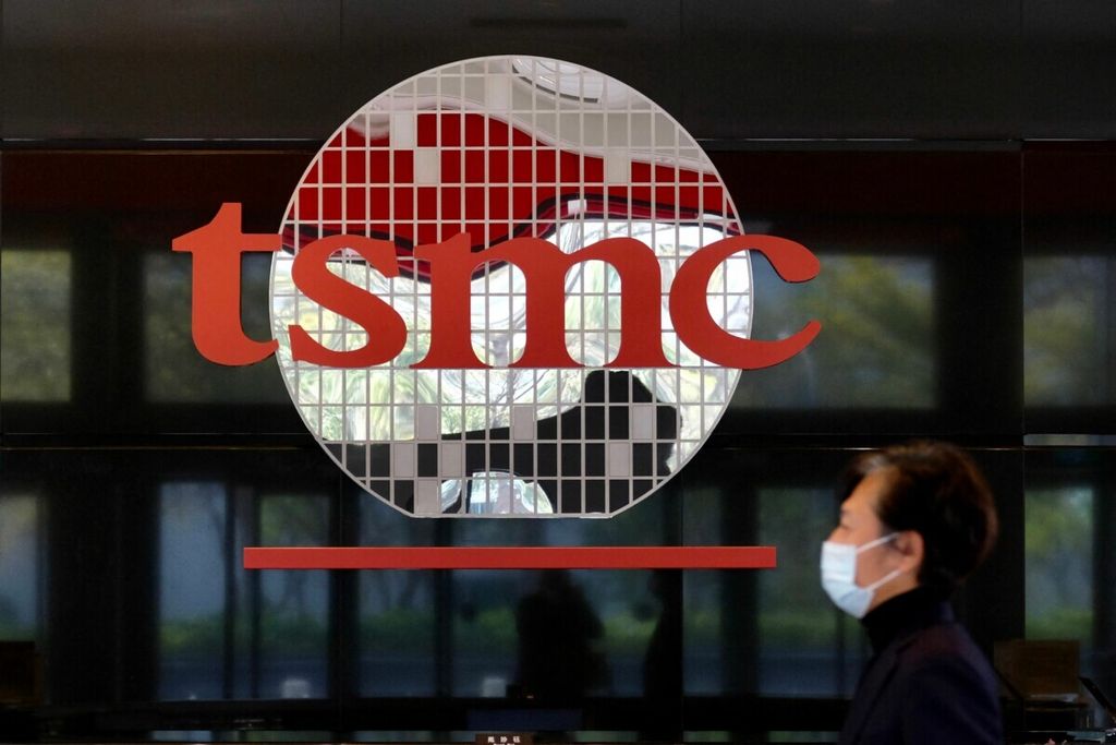 Logo perusahaan pembuat semikonduktor, Taiwan Semiconductor Manufacturing Company (TSMC), terlihat di Hsinchu, Taiwan, pada Jumat (29/1/2021). TSMC adalah pembuat semikonduktor terbesar di dunia.  