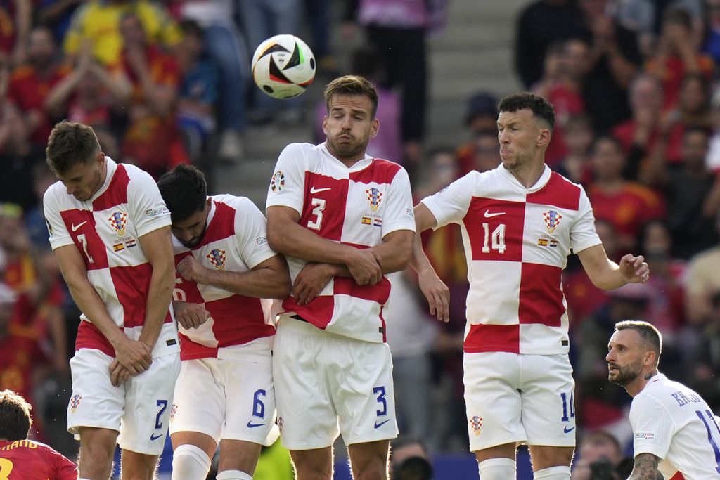 Pemain Kroasia membentuk formasi untuk mengeblok tendangan bebas pemain Spanyol dalam pertandingan Grup B Piala Eropa antara Spanyol dan Kroasia di Stadion Olimpiade, Berlin, Sabtu (15/6/2024). Kroasia akan menghadapi Albania, Rabu (19/6/2024) dini hari WIB.