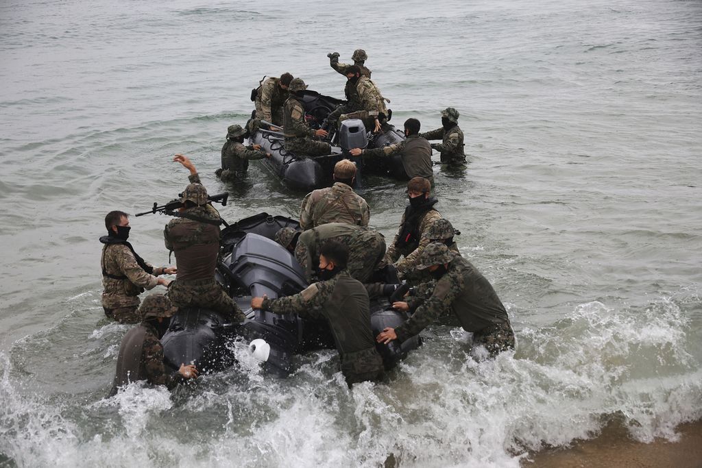 Anggota Komando Operasi Khusus AS di Korea dan Komando Perang Khusus Korea Selatan tengah melangsungkan latihan militer gabungan pada Ulchi Freedom Shield di Pantai Yangyang, Korea Selatan, Senin (28/8/2023). 