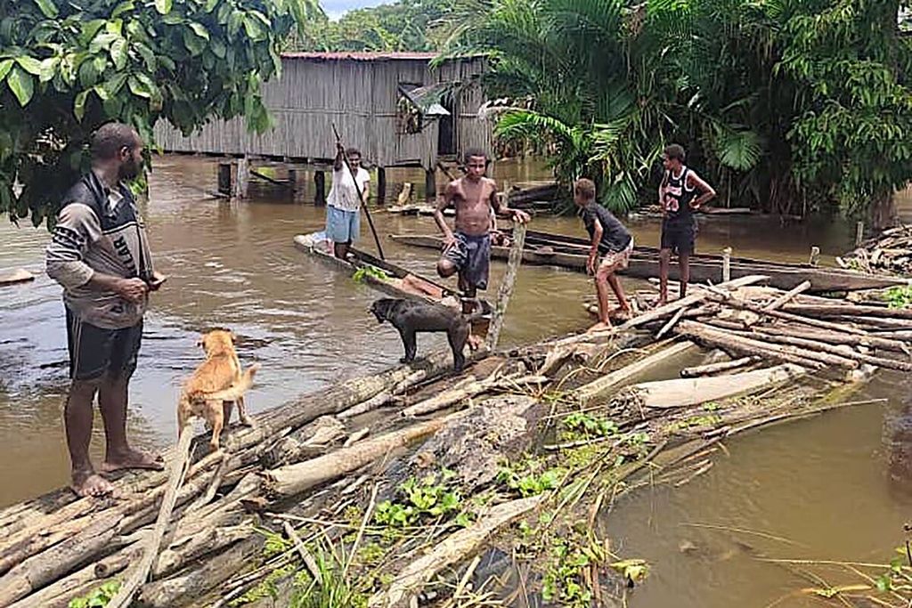 Warga Sepik Timur, Papua Niugini, membuat jembatan darurat pada Senin (25/3/2024). Foto ini dirilis Kepolisian Papua Niugini dan diterima AFP, Senin (25/3/2024)