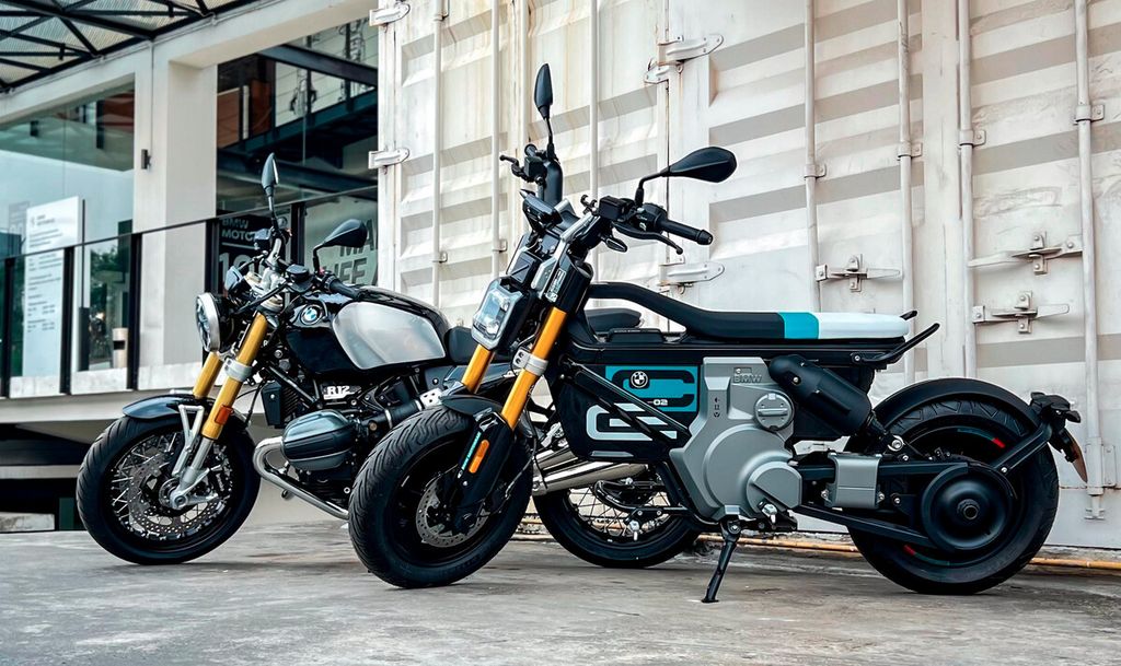 BMW R12 nineT (kiri) dan motor listrik BMW CE 02. 