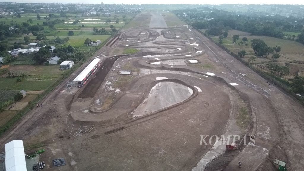 Sirkuit untuk Kejuaraan Dunia Motokros (MXGP) seri Lombok, 1-2 Juli 2023, sudah hampir selesai seperti difoto menggunakan drone, Senin (26/6). Sirkuit yang berada di eksbandara Selaparang, Mataram, Lombok, Nusa Tenggara Barat itu, panjangnya 1,6 kilometer dengan 16 tikungan.