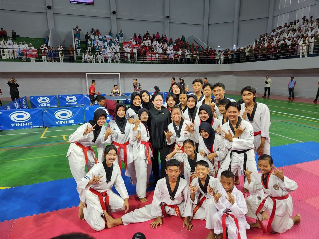 Ketua DPP PDI Perjuangan Puan Maharani berfoto bersama para atlet taekwondo setelah peresmian GOR Bung Karno, di Kabupaten Sukoharjo, Jawa Tengah, Kamis (11/1/2024). Dalam kesempatan itu, ia hadir dalam kapasitasnya sebagai Ketua DPR RI.