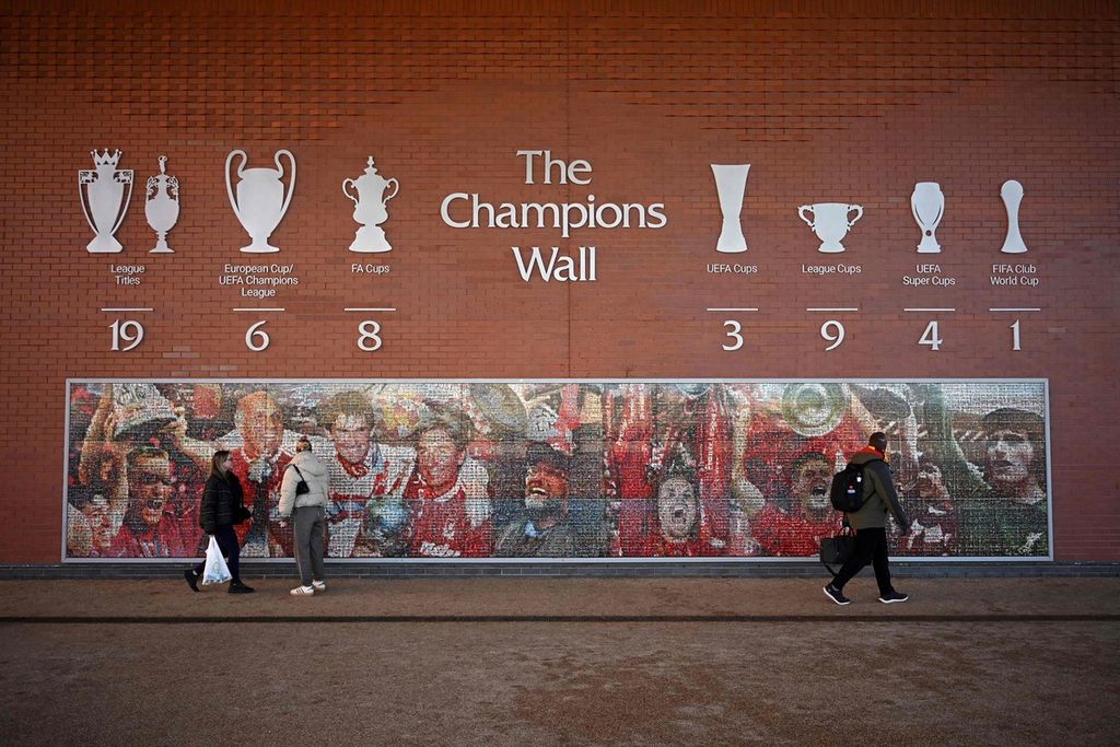 Para pejalan kaki berjalan di luar Stadion Anfield, Liverpool, Jumat (26/1/2024). Manajer Liverpool Juergen Klopp akan mengundurkan diri dari Liverpool setelah akhir musim ini. 