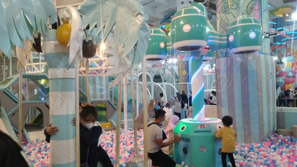 Anak-anak didampingi orang dewasa bermain di Playtopia Ciputra World, Jakarta Pusat, pada Senin (26/12/2022).