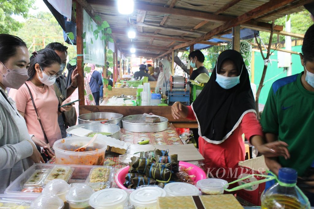 Salah satu pedagang di Pasar Wadai Palangkaraya, Kalimantan Tengah, menyiapkan kue lapis yang jadi andalan untuk berbuka puasa, Selasa (5/4/2022). 
