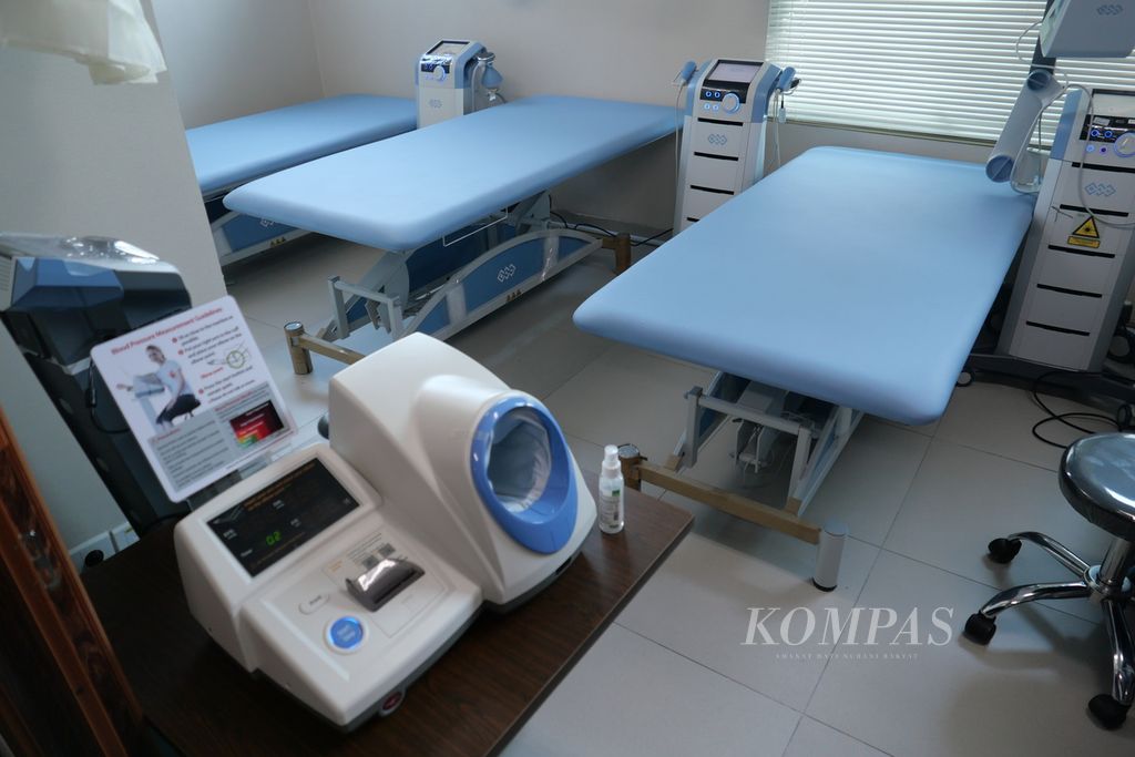 Fasilitas fisioterapi di Pusat Medis PSSI di GBK Arena Senayan, Jakarta, Senin (14/3/2022). Setelah 91 tahun berdiri, PSSI memiliki pusat medis khusus untuk meningkatkan performa dan pemulihan cedera pesepak bola, yang bertempat di salah satu ruangan di GBK Arena Senayan.