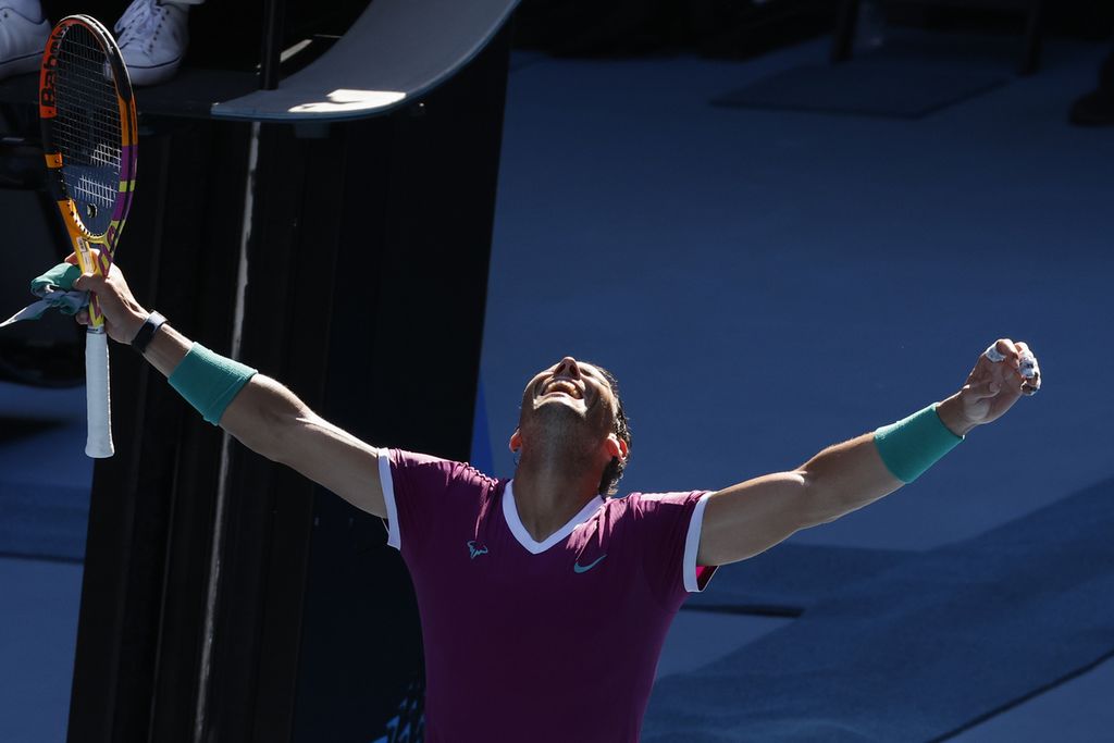 Petenis Spanyol, Rafael Nadal, merayakan kemenangannya atas petenis Perancis, Adrian Mannarino, dalam kejuaraan Australia Terbuka di Melbourne, Australia, Minggu, 23 Januari 2022. 