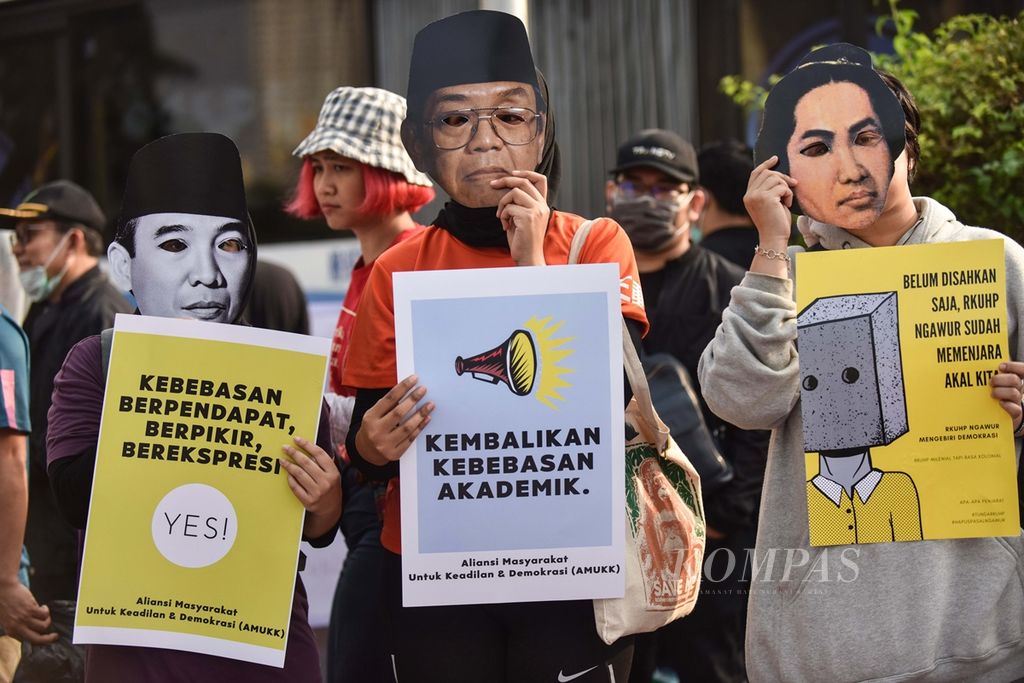 Para aktivis yang tergabung dalam Aliansi Masyarakat untuk Keadilan Demokrasi menggelar unjuk rasa menolak pengesahan Rancangan KUHP, di Bundaran Hotel Indonesia, Jakarta, Minggu (15/9/2019). 