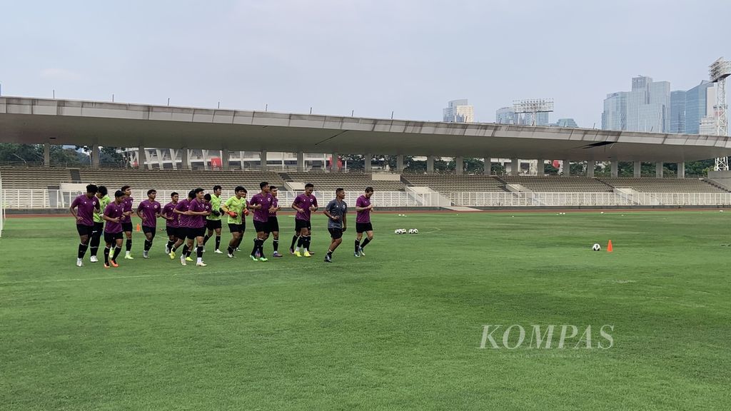 Para pemain timnas U-23 melakukan pemanasan dengan berlari mengitari lapangan Stadion Madya, Jakarta, Selasa (12/4/2022), dalam agenda pemusatan latihan menuju SEA Games Vietnam 2021. 