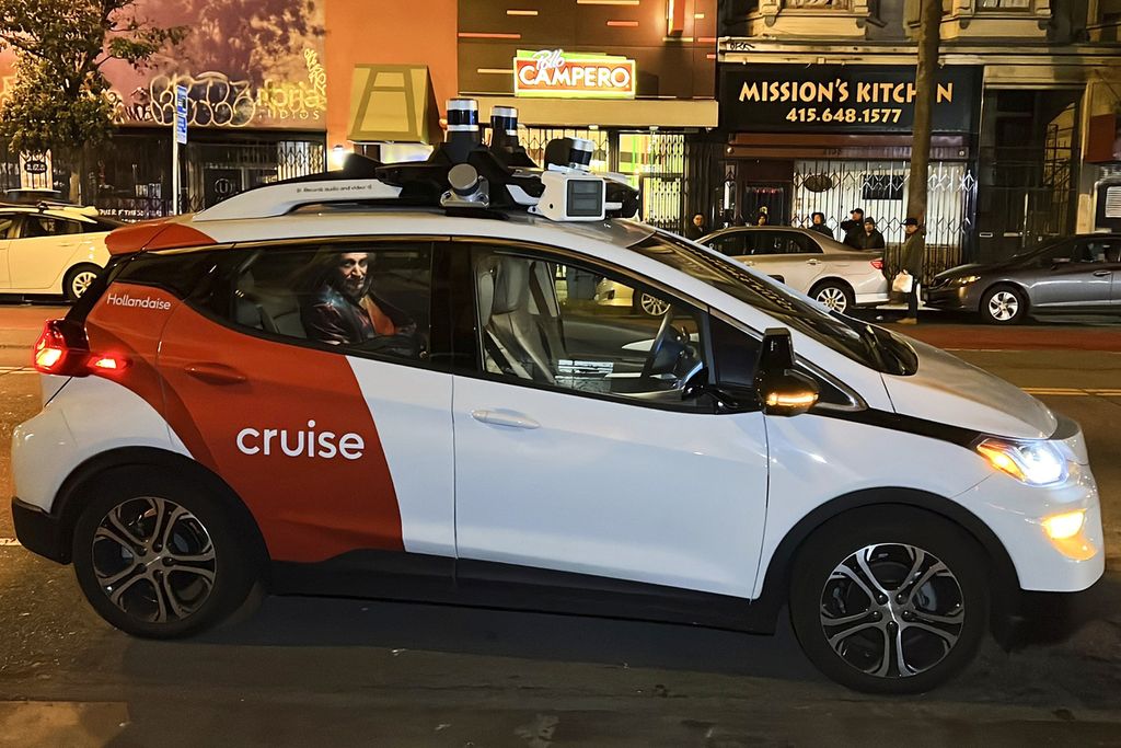 Foto pada 15 Februari 2023 memperlihatkan seorang penumpang duduk di ruang penumpang <i>robotaxi </i>Cruise yang dikembangkan raksasa otomotif Amerika Serikat, General Motors, di San Francisco, California, AS.  