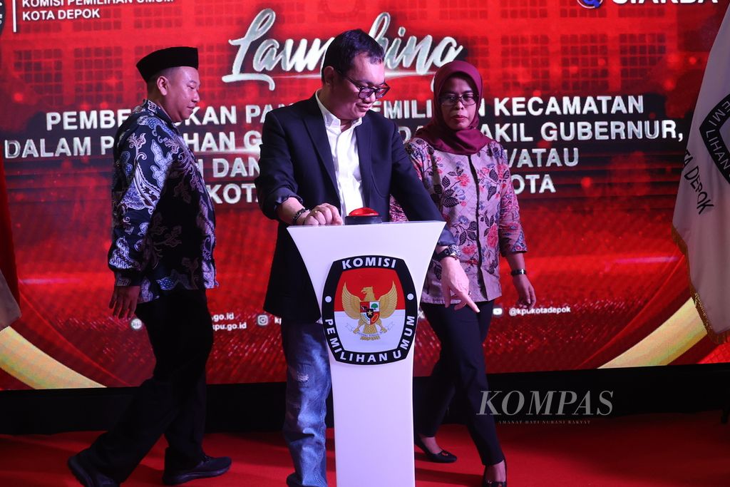 Member of the Election Commission, Parsadaan Harahap (center), accompanied by the Chairman of the West Java Election Commission, Ummi Wahyuni (right), and the Chairman of the Depok City Election Commission, Willi Sumarlin, during the launch of the formation of the District Election Committee for the Governor and Vice Governor, Regent and Vice Regent, and/or Mayor and Deputy Mayor Elections in 2024 at the Depok City Election Commission Office, West Java, on Tuesday (23/4/2024).
