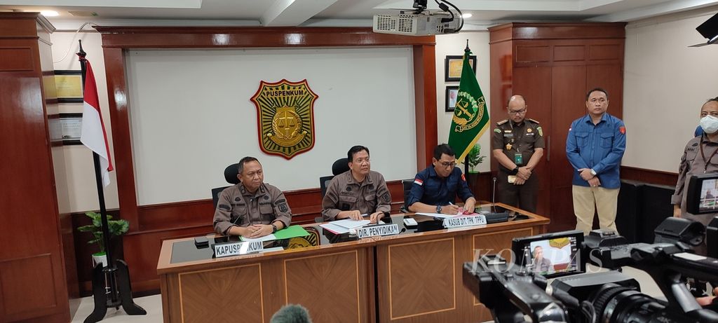 Direktur Penyidikan Jampidsus Kejaksaan Agung Kuntadi dan Kepala Pusat Penerangan Hukum Kejagung Ketut Sumedana memberikan keterangan pers pada Kamis (22/9/2022) di Jakarta. 