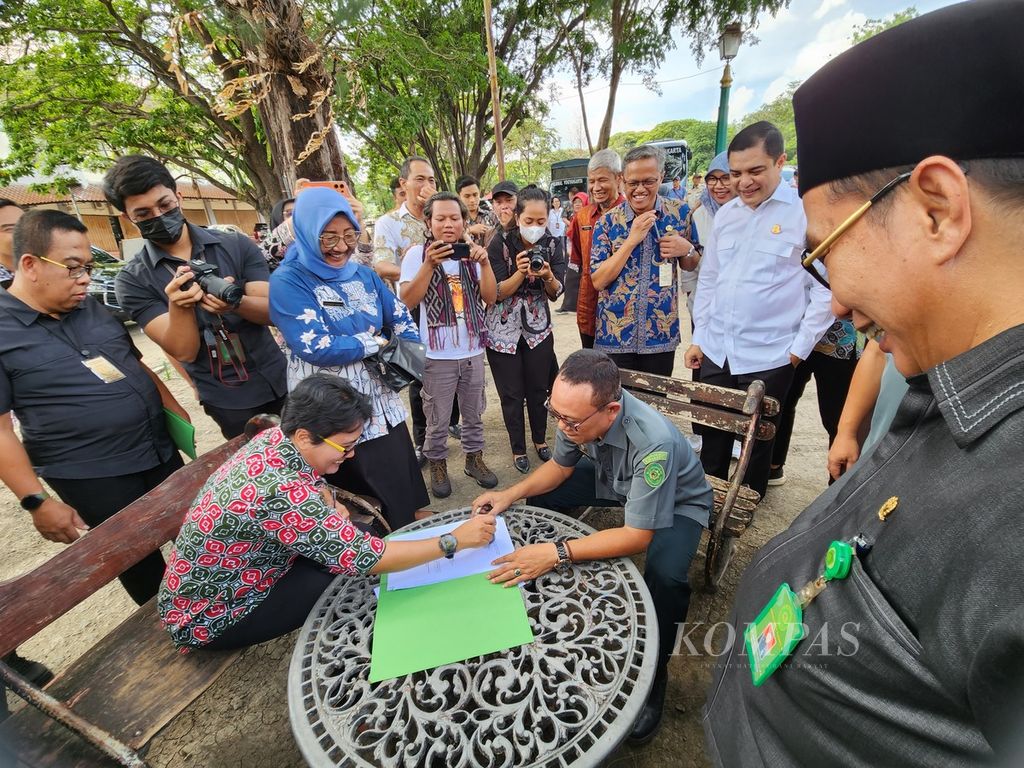 Petugas dari Pengadilan Negeri Surakarta meminta tanda tangan perangkat pemerintahan setempat atas berita acara pengangkatan sita eksekusi lahan Sriwedari, di Kota Surakarta, Jawa Tengah, Rabu (6/12/2023). 