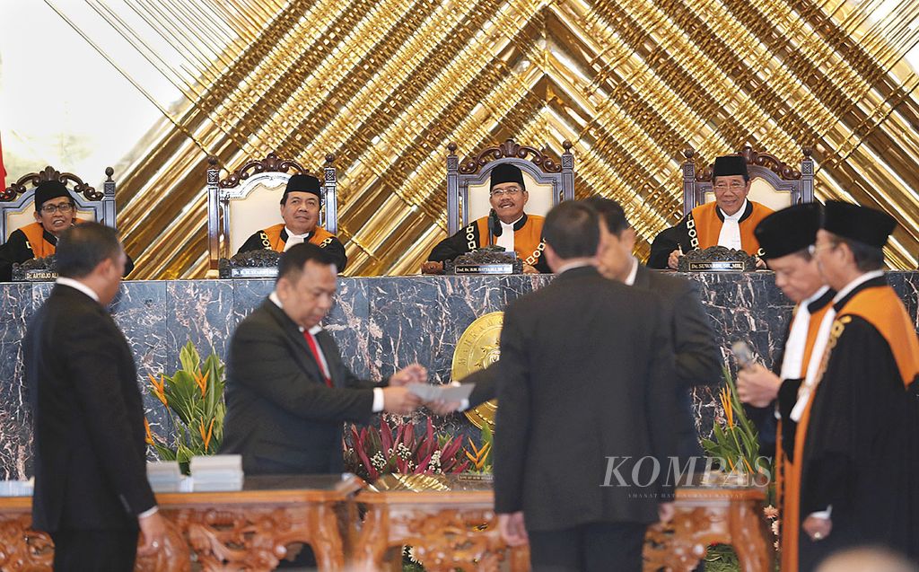 Ketua Mahkamah Agung Hatta Ali (kedua dari kanan) menyaksikan penghitungan suara pada acara pemilihan ketua Mahkamah Agung di Gedung MA, Jakarta, Selasa (14/2). Hatta Ali terpilih kembali sebagai ketua MA periode 2017-2022 dengan hasil perolehan suara terbanyak, yaitu 38 dari total 47 suara.