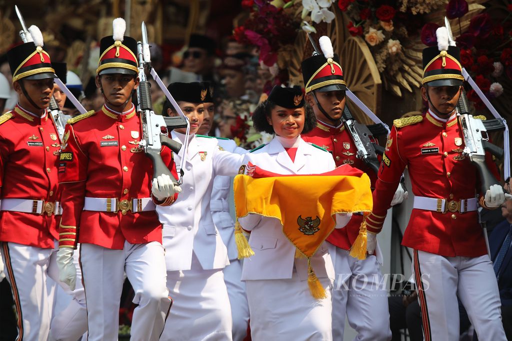 Anggota Pasukan Pengibar Bendera Pusaka (Paskibraka) membawa bendera untuk dikibarkan dalam Upacara Peringatan Detik-detik Proklamasi Kemerdekaan Ke-78 Republik Indonesia di Istana Merdeka, Jakarta, Kamis (17/8/2023). 