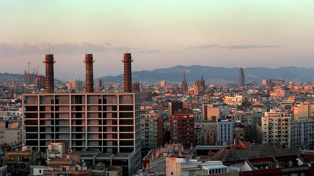 Salah satu lanskap Barcelona, Ibu Kota Catalonia dipotret dari ketinggian kawasan Perbukitan Montjuic. Pemandangan Barcelona bisa dinikmati dari kawasan perbukitan yang mengelilingi kota tersebut. Salah satunya dari Montjuic.